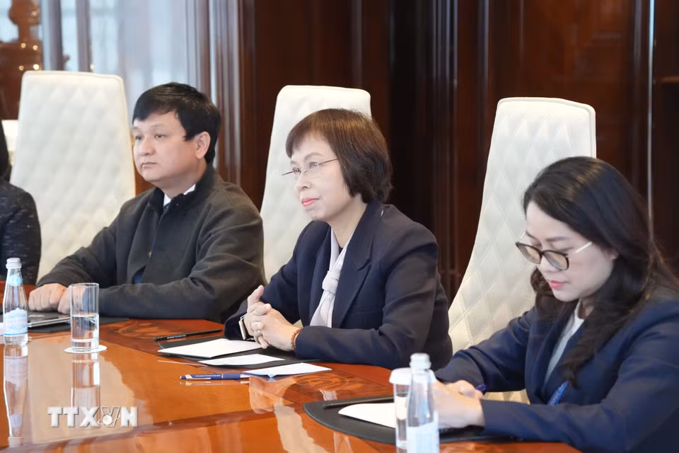 Tổng Giám đốc TTXVN Vũ Việt Trang làm việc với Chủ tịch hãng thông tấn Yonhap Hwang Dae-ill. (Ảnh: Văn Hiếu/TTXVN)