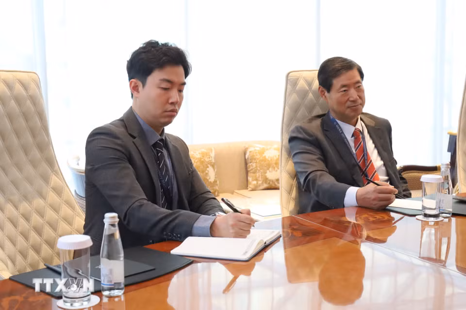 Chủ tịch hãng thông tấn Yonhap Hwang Dae-ill (bên phải) tại cuộc làm việc. (Ảnh: Văn Hiếu/TTXVN)