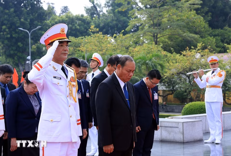 Đồng chí Vilay Lakhamphong, Ủy viên Bộ Chính trị, Thường trực Ban Bí thư Trung ương Đảng Nhân dân Cách mạng Lào tưởng niệm các Anh hùng liệt sỹ. (Ảnh: Tuấn Anh/TTXVN)