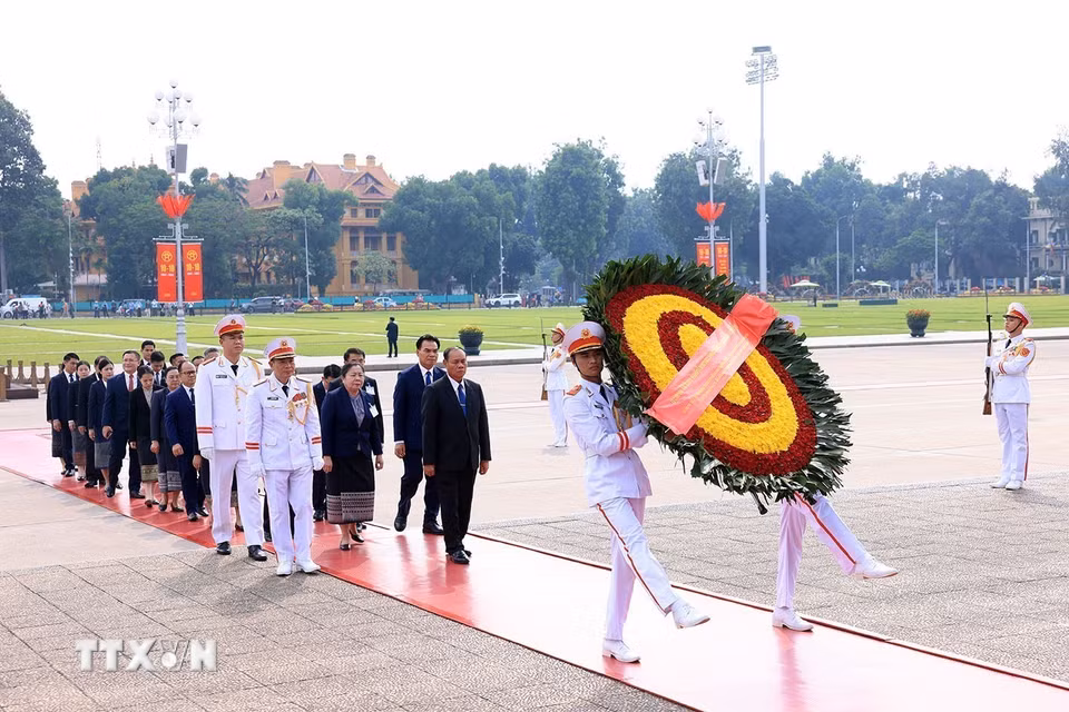 Đồng chí Vilay Lakhamphong, Ủy viên Bộ Chính trị, Thường trực Ban Bí thư Trung ương Đảng Nhân dân Cách mạng Lào cùng đoàn đại biểu đến đặt vòng hoa, vào Lăng viếng Chủ tịch Hồ Chí Minh. (Ảnh: Tuấn Anh/TTXVN)