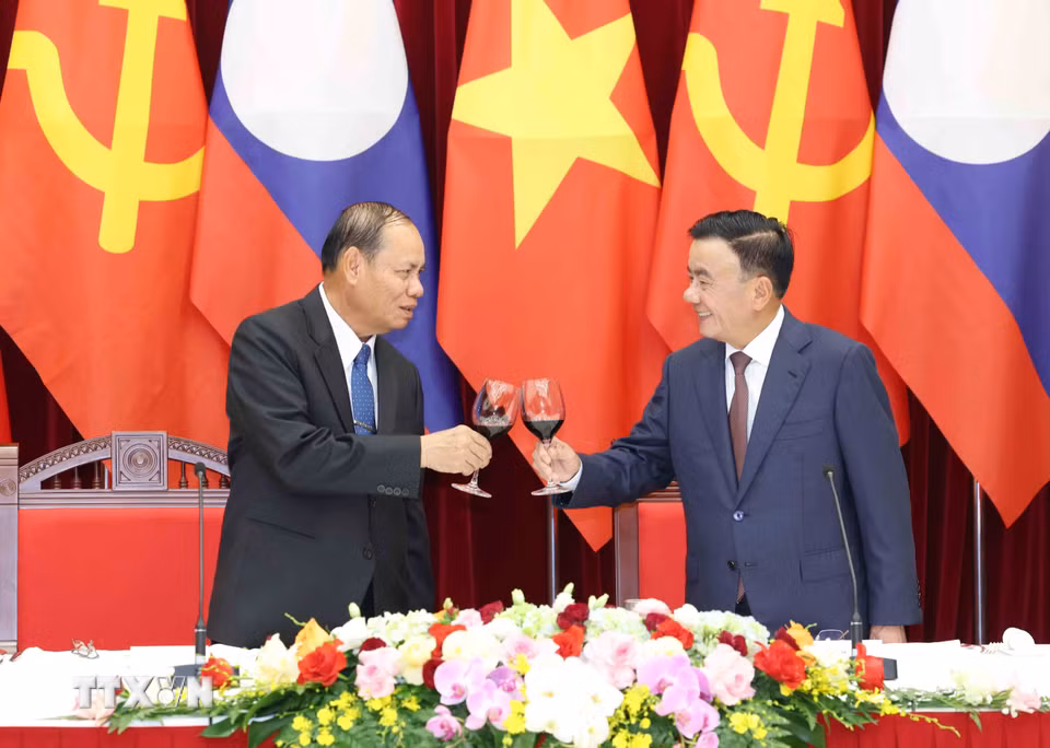 Thường trực Ban Bí thư Trần Cẩm Tú chủ trì Tiệc chiêu đãi Thường trực Ban Bí thư Trung ương Đảng Nhân dân Cách mạng Lào Vilay Lakhamphong. (Ảnh: Phương Hoa/TTXVN)
