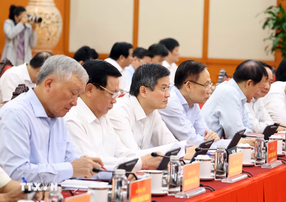 Các đại biểu tham dự Phiên họp thứ hai của Ban Chỉ đạo Tổng kết 100 năm Đảng lãnh đạo cách mạng Việt Nam, định hướng lãnh đạo phát triển đất nước trong 100 năm tiếp theo và Tổng kết 40 năm thực hiện Cương lĩnh xây dựng đất nước trong thời kỳ quá độ lên chủ nghĩa xã hội. (Ảnh: Thống Nhất/TTXVN)