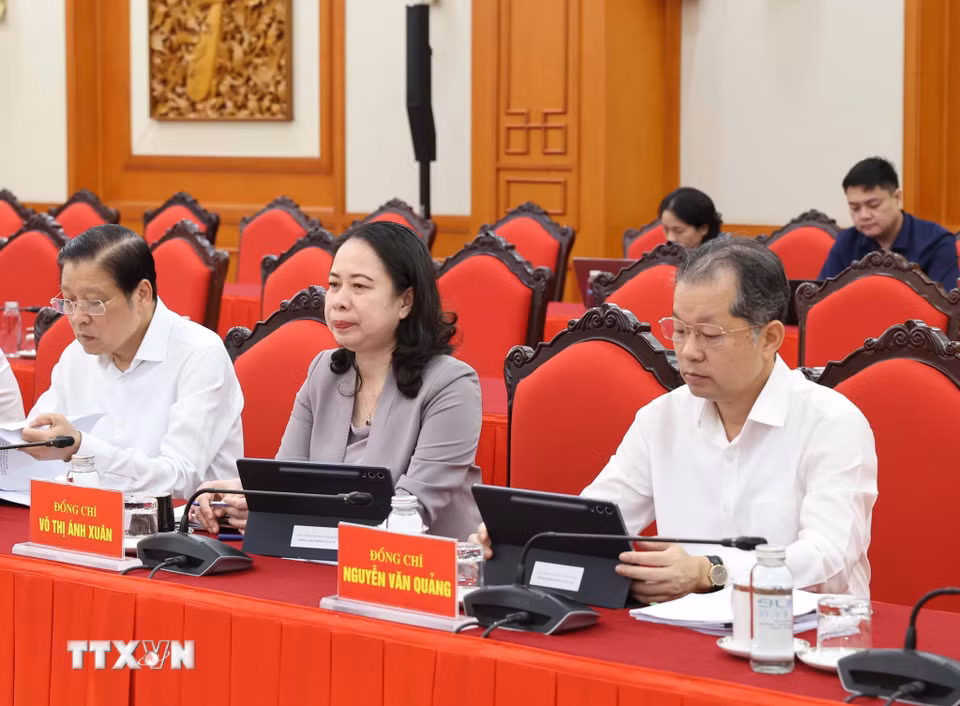 Các đại biểu tham dự Phiên họp thứ hai của Ban Chỉ đạo Tổng kết 100 năm Đảng lãnh đạo cách mạng Việt Nam, định hướng lãnh đạo phát triển đất nước trong 100 năm tiếp theo và Tổng kết 40 năm thực hiện Cương lĩnh xây dựng đất nước trong thời kỳ quá độ lên chủ nghĩa xã hội. (Ảnh: Thống Nhất/TTXVN)