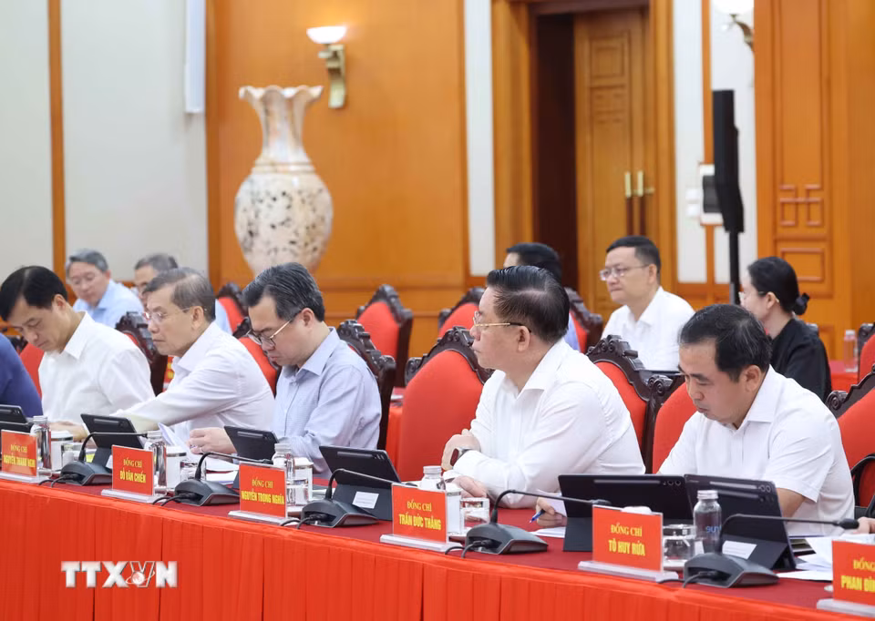 Các đại biểu tham dự Phiên họp thứ hai của Ban Chỉ đạo Tổng kết 100 năm Đảng lãnh đạo cách mạng Việt Nam, định hướng lãnh đạo phát triển đất nước trong 100 năm tiếp theo và Tổng kết 40 năm thực hiện Cương lĩnh xây dựng đất nước trong thời kỳ quá độ lên chủ nghĩa xã hội. (Ảnh: Thống Nhất/TTXVN)