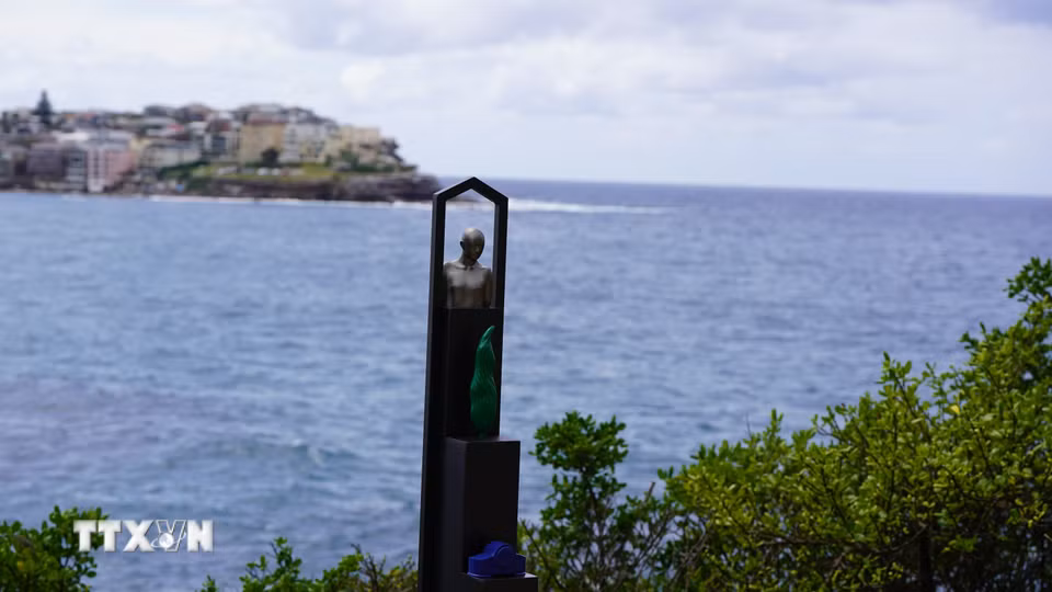Một tác phẩm điêu khắc sắp đặt đương đại trên con đường đi bộ ven biển từ Bondi đến Tamarama. (Ảnh: Lê Đạt/TTXVN)