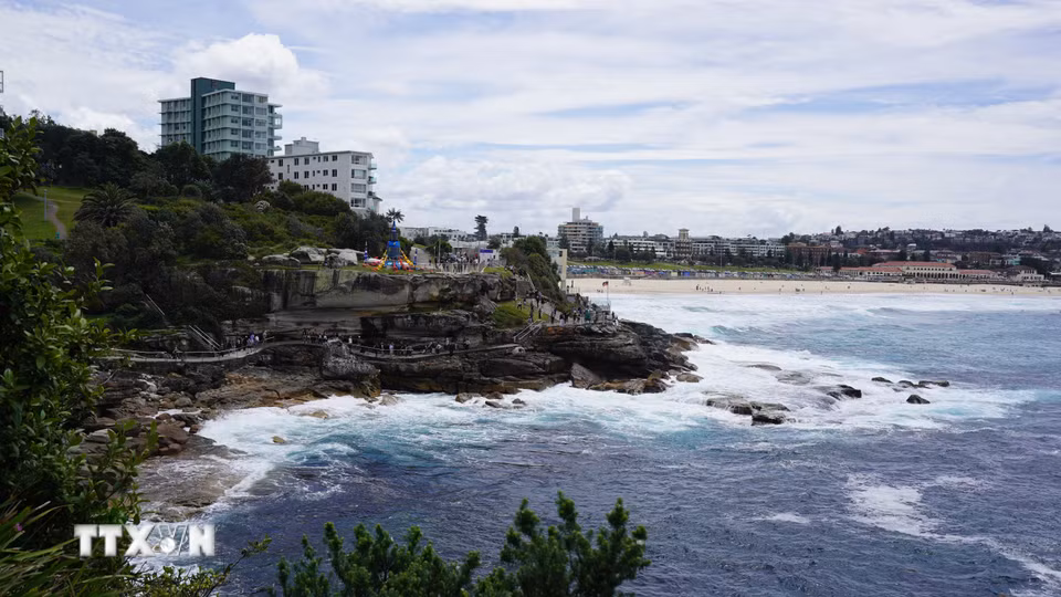 Con đường ven biển từ Bondi to Tamarama, nơi trưng bày các tác phẩm nghệ thuật. (Ảnh: Lê Đạt/TTXVN)