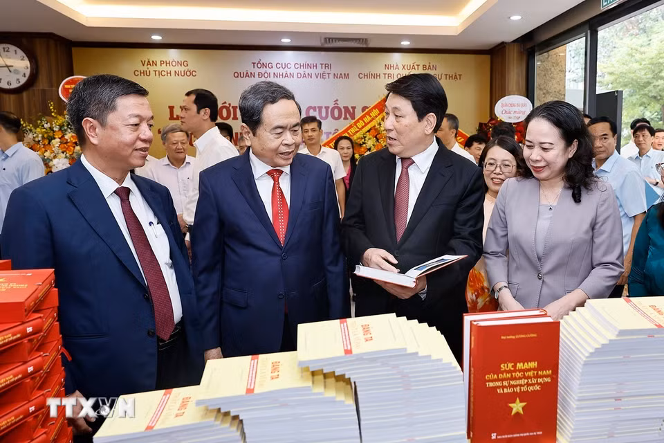Chủ tịch Quốc hội Trần Thanh Mẫn dự Lễ giới thiệu cuốn sách "Sức mạnh của dân tộc Việt Nam trong sự nghiệp xây dựng và bảo vệ Tổ quốc" của Đại tướng Lương Cường. (Ảnh: Doãn Tấn/TTXVN)