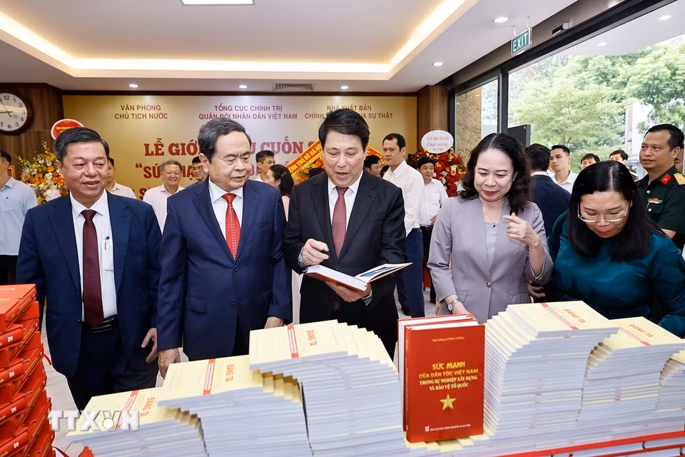 Chủ tịch Quốc hội Trần Thanh Mẫn dự Lễ giới thiệu cuốn sách "Sức mạnh của dân tộc Việt Nam trong sự nghiệp xây dựng và bảo vệ Tổ quốc" của Đại tướng Lương Cường. (Ảnh: Doãn Tấn/TTXVN)
