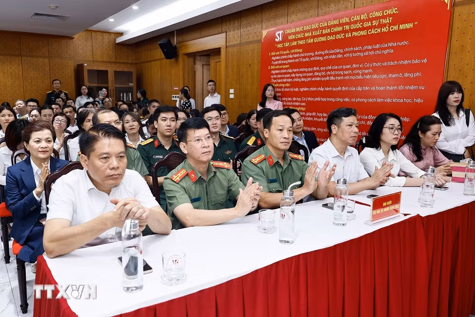 Đại biểu dự Lễ giới thiệu cuốn sách "Sức mạnh của dân tộc Việt Nam trong sự nghiệp xây dựng và bảo vệ Tổ quốc" của Đại tướng Lương Cường. (Ảnh: Doãn Tấn/TTXVN)