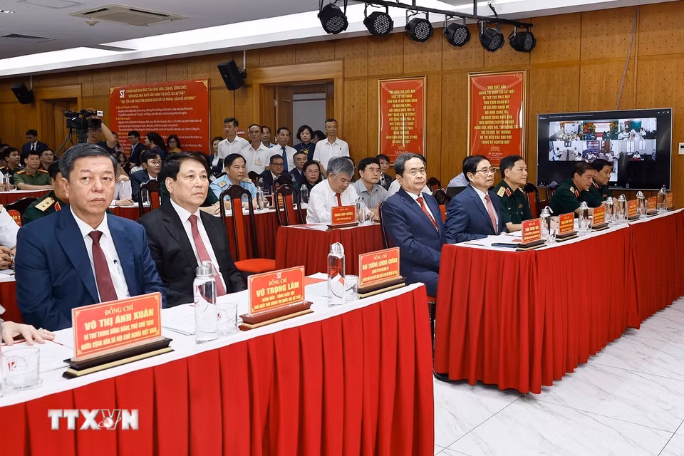 Chủ tịch Quốc hội Trần Thanh Mẫn và các đồng chí lãnh đạo, nguyên lãnh đạo Đảng, Nhà nước dự Lễ giới thiệu cuốn sách "Sức mạnh của dân tộc Việt Nam" trong sự nghiệp xây dựng và bảo vệ Tổ quốc của Đại tướng Lương Cường. (Ảnh: Doãn Tấn/TTXVN)