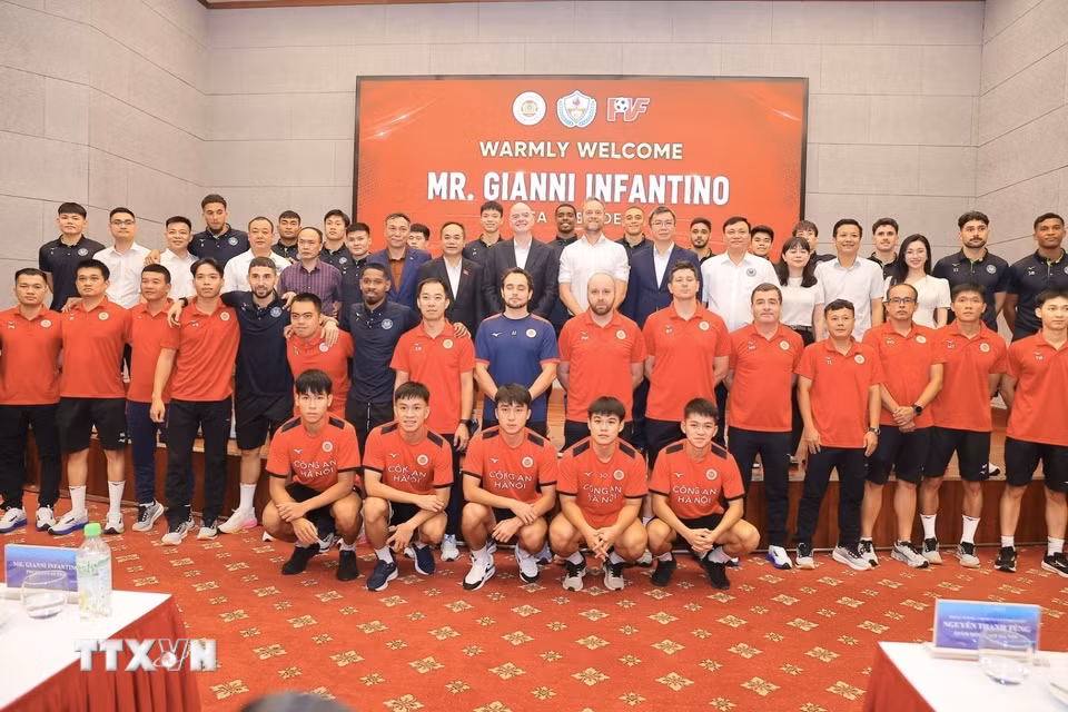 Chủ tịch FIFA Gianni Infantino và đoàn công tác chụp ảnh với Ban huấn luyện và cầu thủ CLB Công an Hà Nội tại Trung tâm đào tạo bóng đá trẻ PVF. (Ảnh: Minh Quyết/TTXVN)