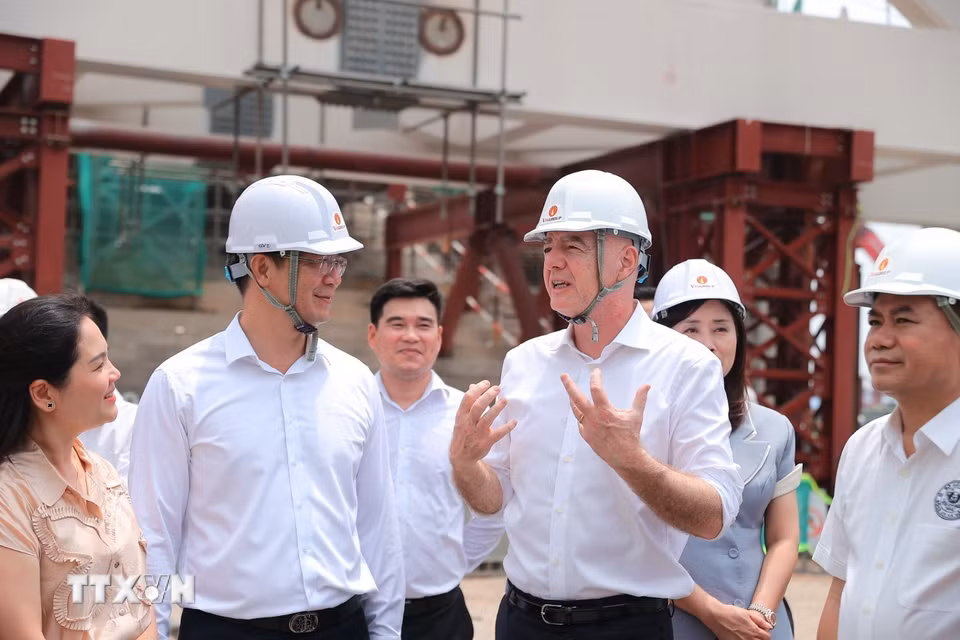 Chủ tịch FIFA Gianni Infantino tham quan khu vực dự án sân vận động PVF cùng nhà thi đấu trong nhà đang được xây dựng. (Ảnh: Minh Quyết/TTXVN)