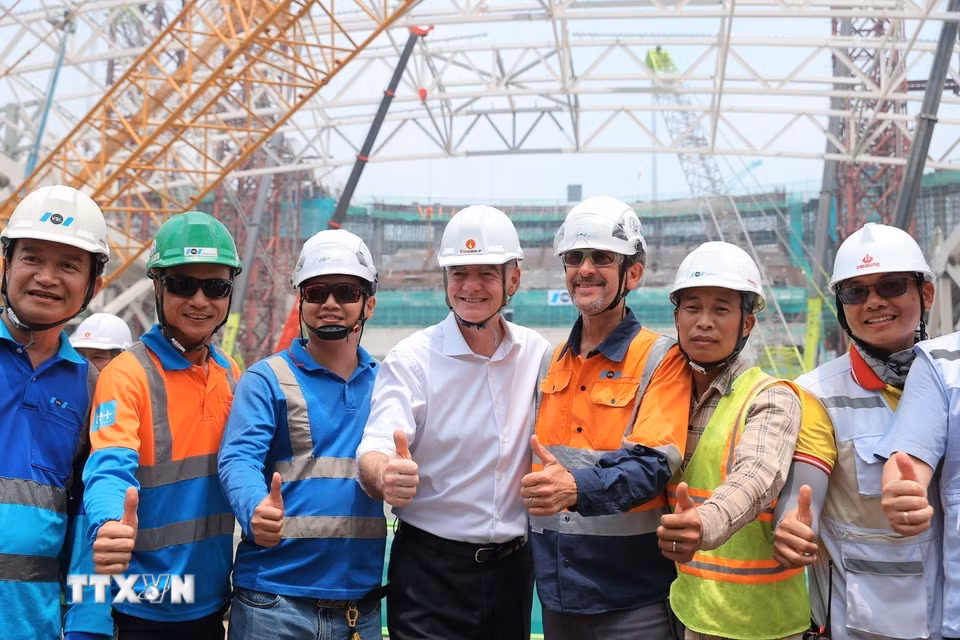 Chủ tịch FIFA Gianni Infantino tham quan khu vực dự án sân vận động PVF cùng nhà thi đấu trong nhà đang được xây dựng. (Ảnh: Minh Quyết/TTXVN)