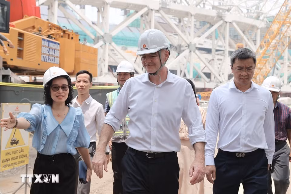 Chủ tịch FIFA Gianni Infantino tham quan khu vực dự án sân vận động PVF cùng nhà thi đấu trong nhà đang được xây dựng. (Ảnh: Minh Quyết/TTXVN)