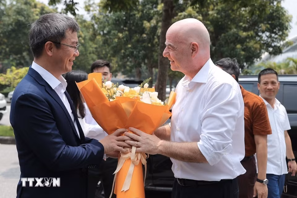 Chủ tịch FIFA Gianni Infantino đến thăm Trung tâm đào tạo bóng đá trẻ PVF. (Ảnh: Minh Quyết/TTXVN)