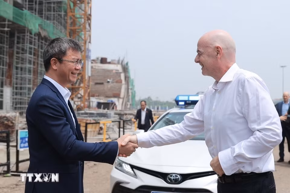 Chủ tịch FIFA Gianni Infantino tham quan khu vực dự án sân vận động PVF cùng nhà thi đấu trong nhà đang được xây dựng. (Ảnh: Minh Quyết/TTXVN)