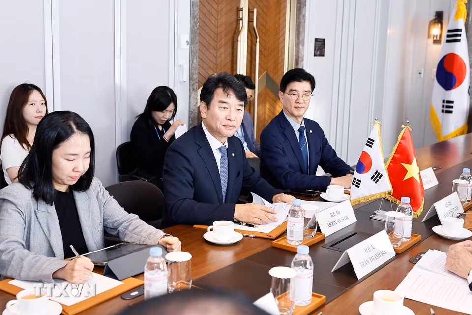 Chủ tịch Nhóm Nghị sỹ Hữu nghị Hàn Quốc-Việt Nam Moon Jin-seok phát biểu. (Ảnh: Doãn Tấn/TTXVN)