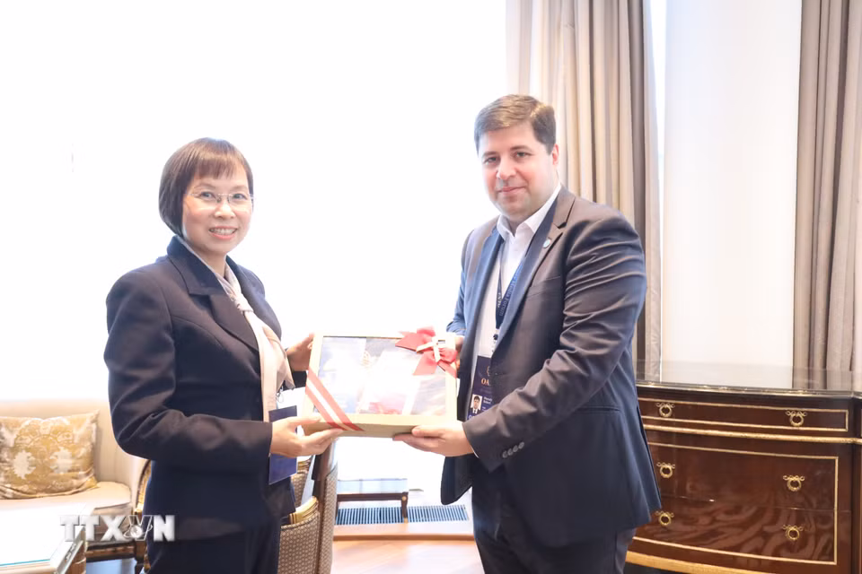 Tổng Giám đốc TTXVN Vũ Việt Trang với Giám đốc điều hành Tổ hợp truyền thông Kazakhstan (TRK) Robert Muradyan. (Ảnh: Văn Hiếu/TTXVN)