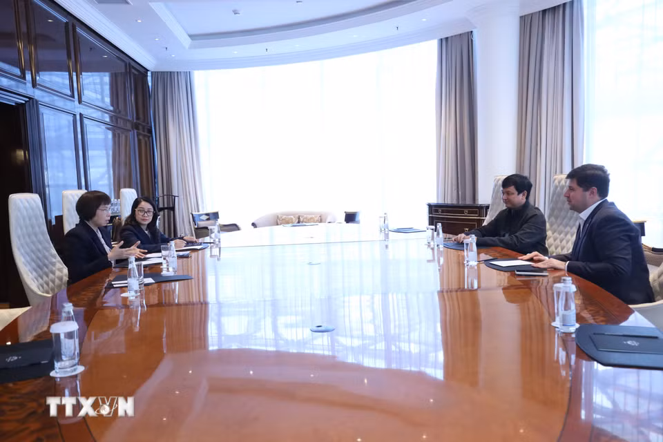 Tổng Giám đốc TTXVN Vũ Việt Trang làm việc với Giám đốc điều hành Tổ hợp truyền thông Kazakhstan (TRK) Robert Muradyan. (Ảnh: Văn Hiếu/TTXVN)