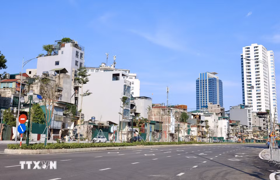 Mặt đường được thảm nhựa, sơn kẻ vạch, cây xanh được trồng mới. (Ảnh: Quốc Khánh/TTXVN)
