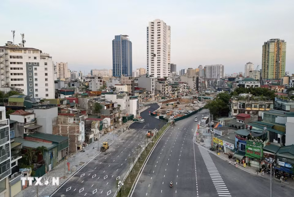 Đoạn từ đường La Thành, lối xuống đường Vành đai 1 (đối diện Bệnh viện Phụ sản Hà Nội) đã hoàn tất phần nền. (Ảnh: Quốc Khánh/TTXVN)