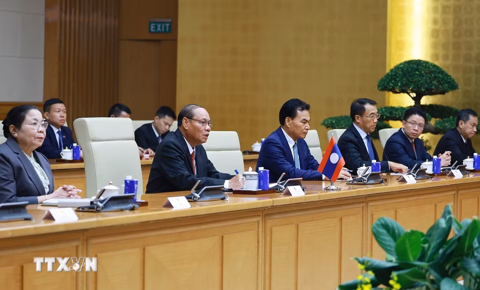 Thủ tướng Lê Minh Hưng hội kiến đồng chí Vilay Lakhamfong, Thường trực Ban Bí thư Trung ương Đảng Nhân dân Cách mạng Lào. (Ảnh: Dương Giang/TTXVN)