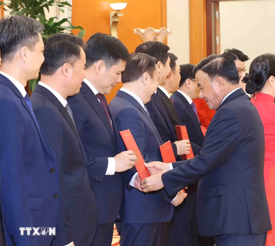Thường trực Ban Bí thư Trần Cẩm Tú trao Quyết định của Bộ Chính trị, Ban Bí thư về công tác cán bộ. (Ảnh: Phương Hoa/TTXVN)