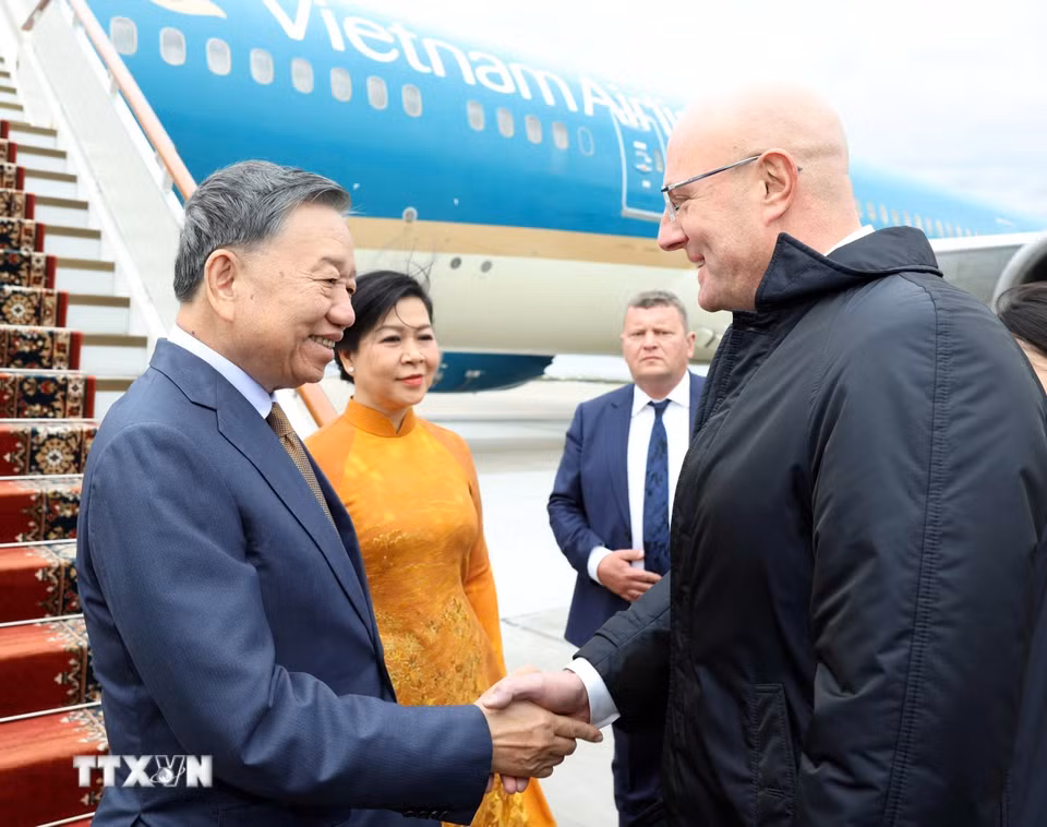 Đại biểu Liên bang Nga đón Tổng Bí thư, Chủ tịch nước Tô Lâm và Phu nhân tại sân bay Vnukovo, Moskva, Liên bang Nga. (Ảnh: Thống Nhất/TTXVN)