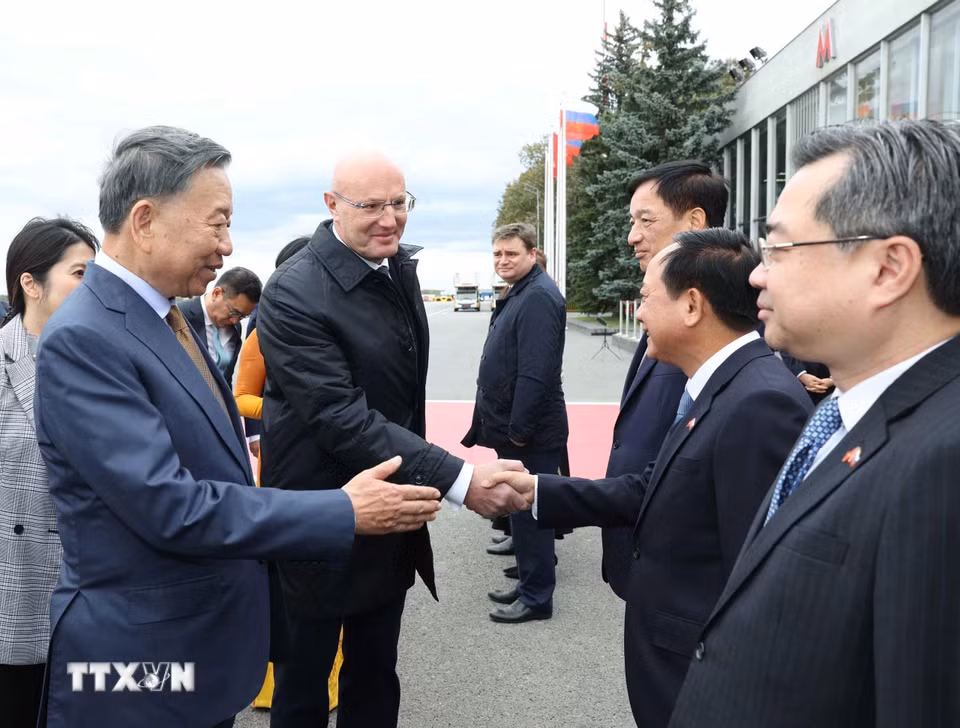 Đại biểu Liên bang Nga đón Tổng Bí thư, Chủ tịch nước Tô Lâm và đoàn đại biểu cấp cao Việt Nam tại sân bay Vnukovo, Moskva, Liên bang Nga. (Ảnh: Thống Nhất/TTXVN)