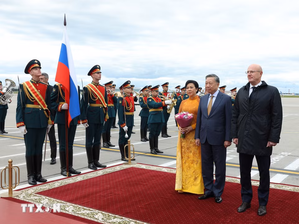 Đại biểu Liên bang Nga đón Tổng Bí thư, Chủ tịch nước Tô Lâm và Phu nhân tại sân bay Vnukovo, Moskva, Liên bang Nga. Ảnh: Thống Nhất/TTXVN)