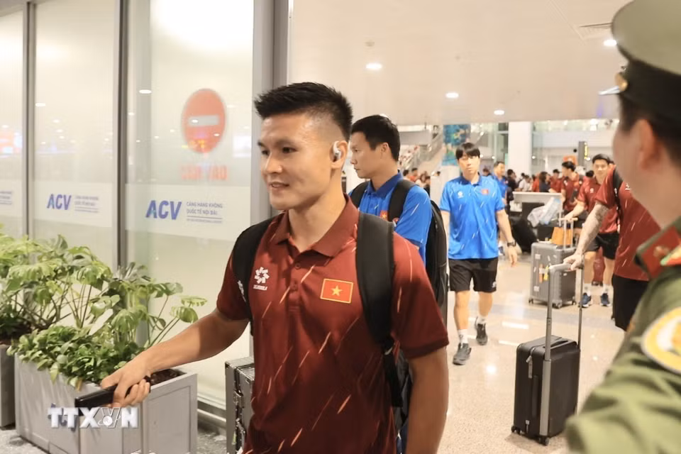 Quang Hải cùng đội tuyển Việt Nam về tới sân bay quốc tế Nội Bài. (Ảnh: Minh Quyết/TTXVN)