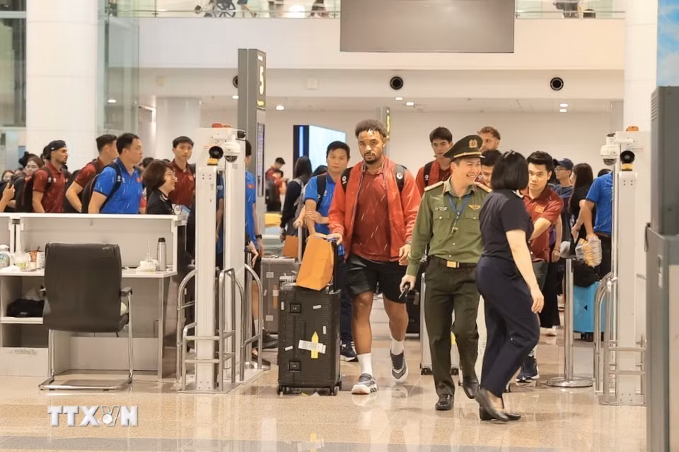Xuân Son cùng đội tuyển Việt Nam về tới sân bay quốc tế Nội Bài. (Ảnh: Minh Quyết/TTXVN)