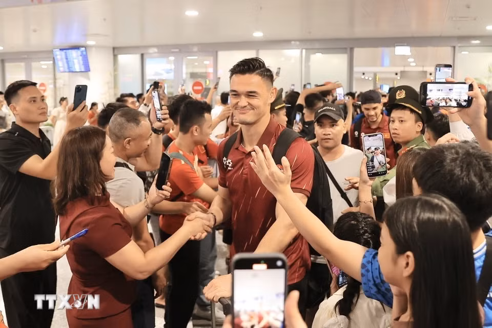 Thủ môn Lê Giang Patrik được người hâm mộ nồng nhiệt chào đón tại sân bay quốc tế Nội Bài. (Ảnh: Minh Quyết/TTXVN)