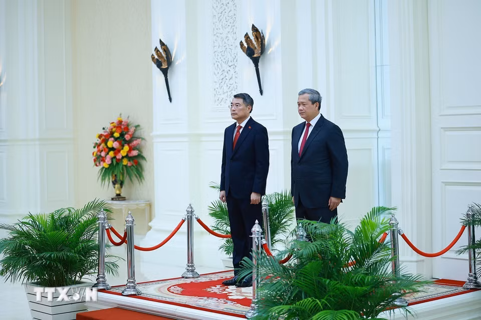 Thủ tướng Lê Minh Hưng và Thủ tướng Hun Manet trên bục danh dự, nghe quân nhạc cử Quốc thiều hai nước. (Ảnh: Dương Giang/TTXVN)