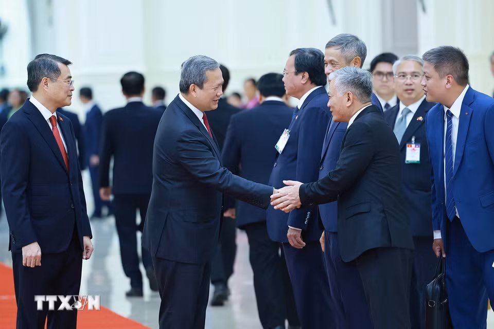Thủ tướng Campuchia Hun Manet với các thành viên đoàn Việt Nam. (Ảnh: Dương Giang/TTXVN)