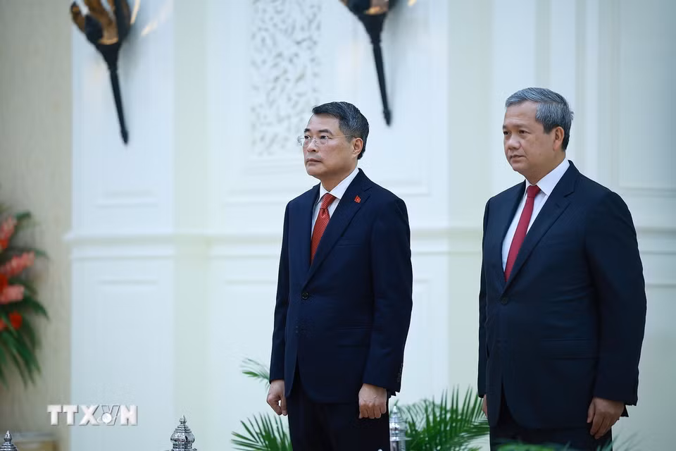 Thủ tướng Lê Minh Hưng và Thủ tướng Campuchia Hun Manet nghe quân nhạc cử Quốc thiều hai nước. (Ảnh: Dương Giang/TTXVN)