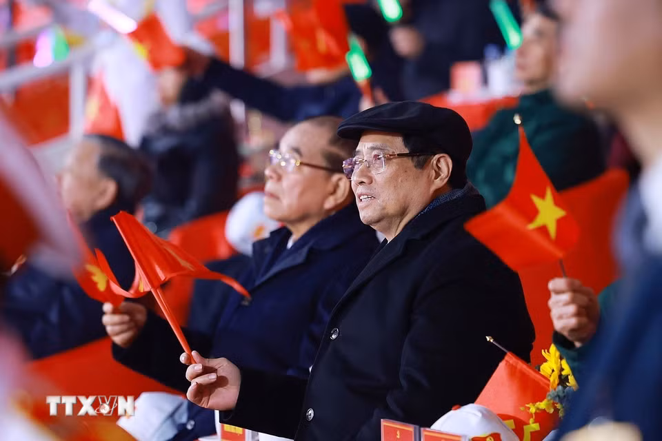 Nguyên Tổng Bí thư Nông Đức Mạnh và Thủ tướng Phạm Minh Chính dự chương trình nghệ thuật đặc biệt ”Dưới lá cờ vẻ vang của Đảng.” (Ảnh: TTXVN)