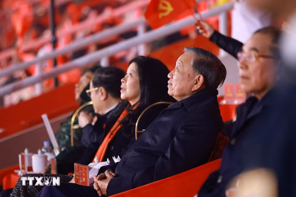 Tổng Bí thư Tô Lâm dự chương trình nghệ thuật đặc biệt ”Dưới lá cờ vẻ vang của Đảng.” (Ảnh: TTXVN)