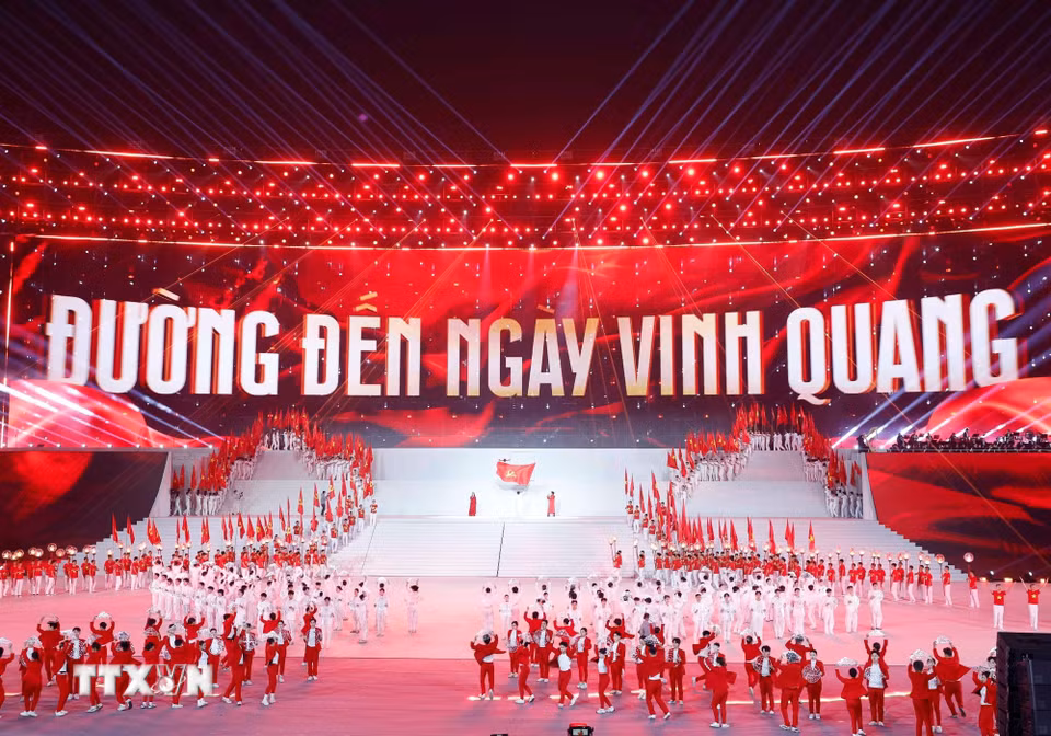 Chương trình nghệ thuật đặc biệt "Dưới lá cờ vẻ vang của Đảng” do Thành ủy, Hội đồng nhân dân, Ủy ban Mặt trận Tổ quốc Việt Nam Thành phố Hà Nội tổ chức. (Ảnh: TTXVN)
