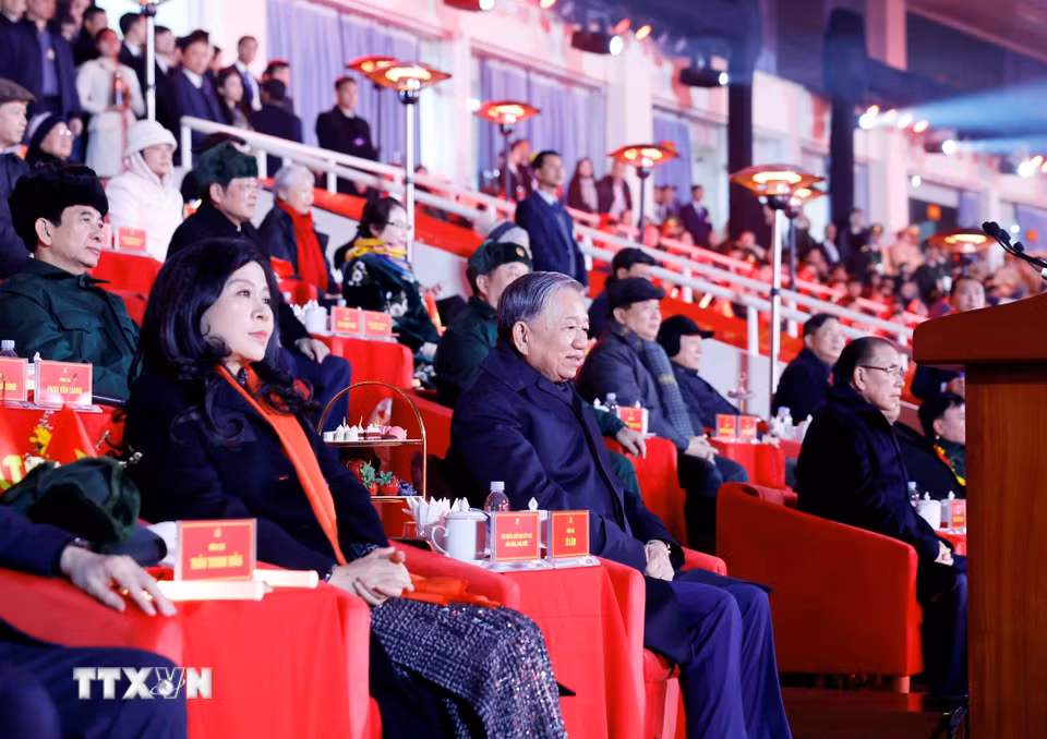 Tổng Bí thư Tô Lâm, các đồng chí lãnh đạo, nguyên lãnh đạo Đảng, Nhà nước và các đại biểu dự chương trình nghệ thuật đặc biệt "Dưới lá cờ vẻ vang của Đảng.” (Ảnh: TTXVN)