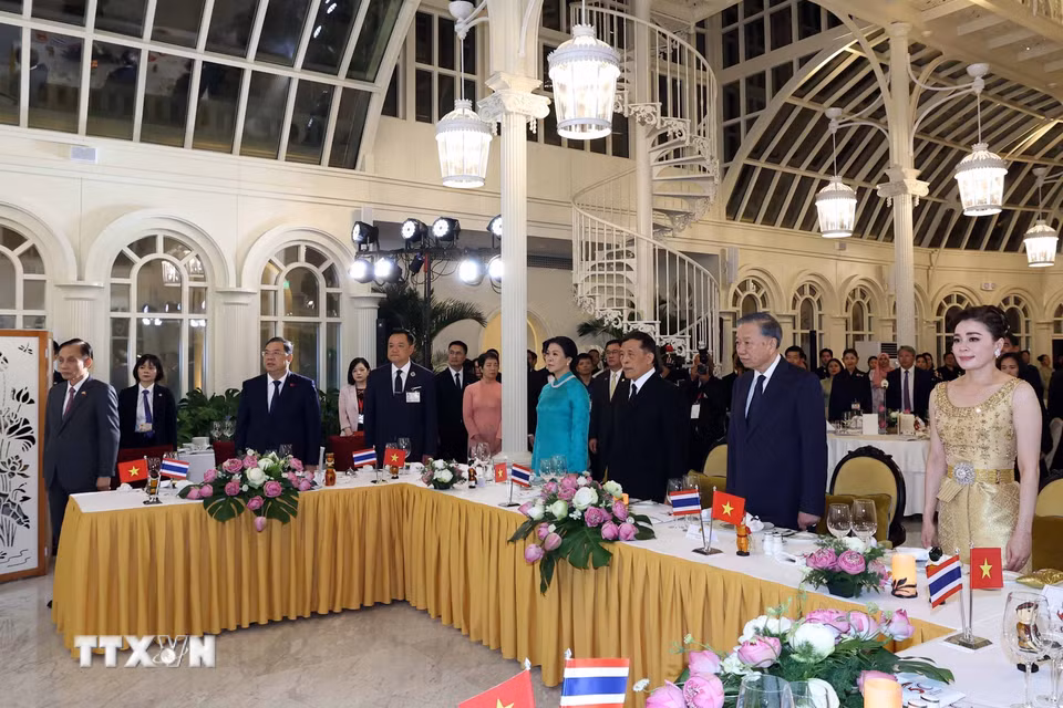 Tổng Bí thư, Chủ tịch nước Tô Lâm và Phu nhân Ngô Phương Ly cùng Nhà vua Thái Lan Maha Vajiralongkorn Phra Vajiraklaochaoyuhua và Hoàng hậu Suthida Bajrasudhabimalalakshana với các đại biểu thực hiện nghi thức chào cờ. (Ảnh: Thống Nhất/TTXVN)