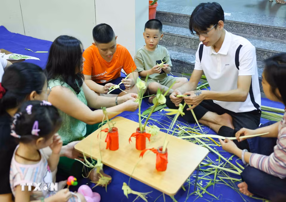 Thiếu nhi được tham gia làm đồ chơi trung thu truyền thống tại chương trình. (Ảnh: Thanh Tùng/TTXVN)