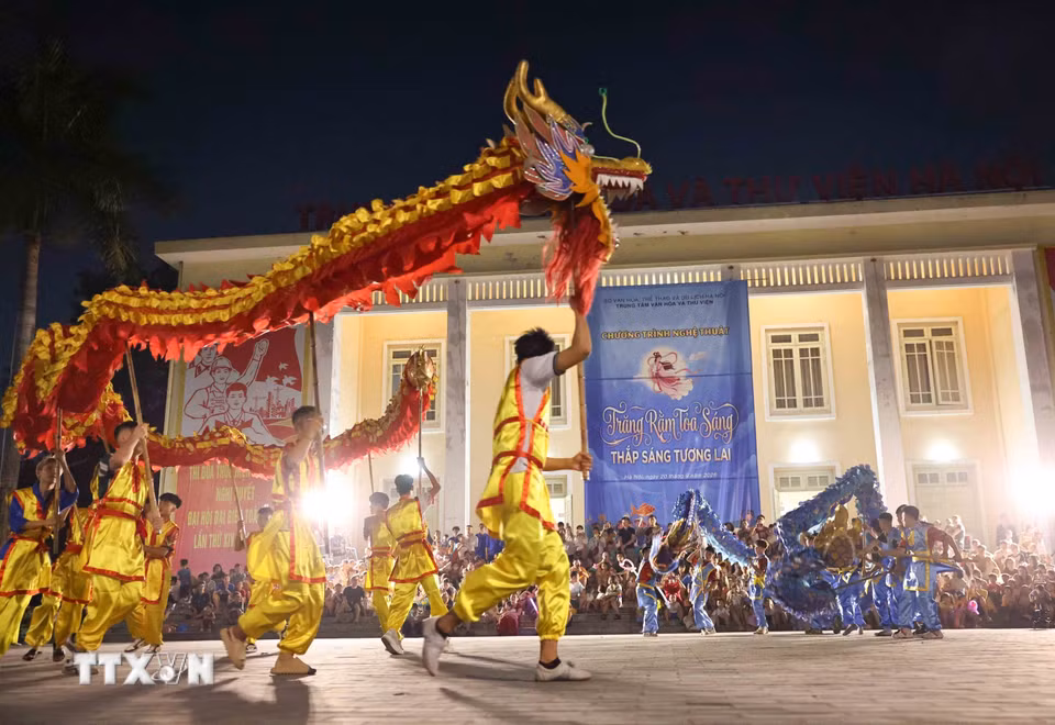 Biểu diễn múa rồng tại chương trình nghệ thuật “Trăng rằm tỏa sáng-Thắp sáng tương lai.” (Ảnh: Thanh Tùng/TTXVN)