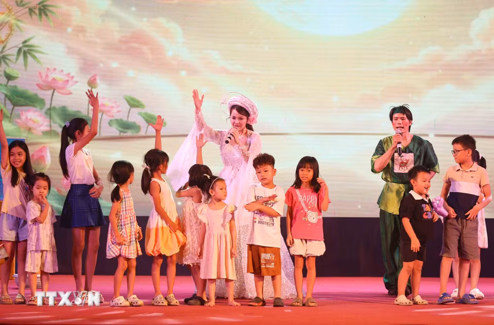 Thiếu nhi Thủ đô được vui chơi, gặp gỡ "chị Hằng, chú Cuội" tại chương trình. (Ảnh: Thanh Tùng/TTXVN)