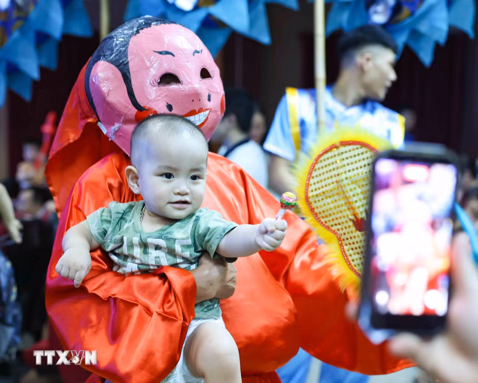 Chương trình nghệ thuật “Trăng rằm tỏa sáng - Thắp sáng tương lai,” mang đến nhiều trải nghiệm hấp dẫn cho các gia đình, đặc biệt là các em thiếu nhi. (Ảnh: Thanh Tùng/TTXVN)
