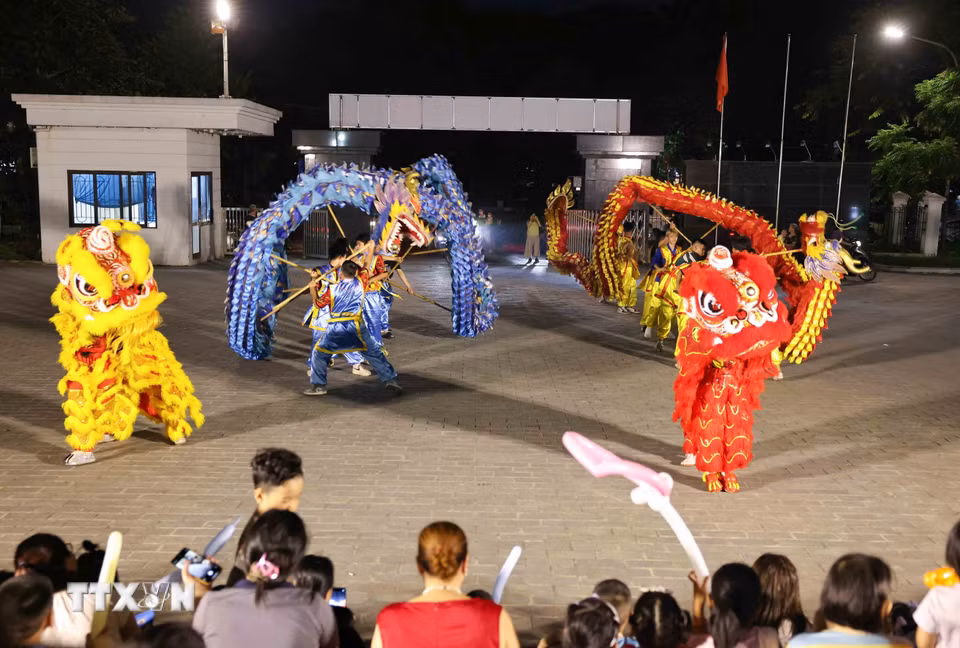 Biểu diễn múa rồng, lân trong chương trình. (Ảnh: Thanh Tùng/TTXVN)