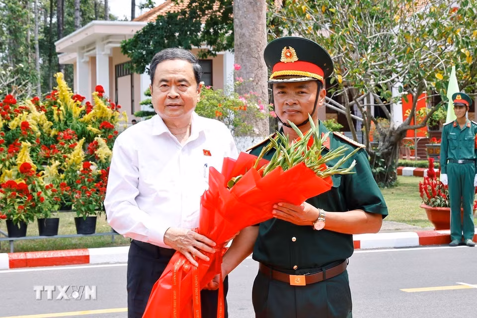 Chủ tịch Quốc hội Trần Thanh Mẫn thăm, làm việc với Sư đoàn 9, Quân đoàn 34. (Ảnh: Doãn Tấn/TTXVN)