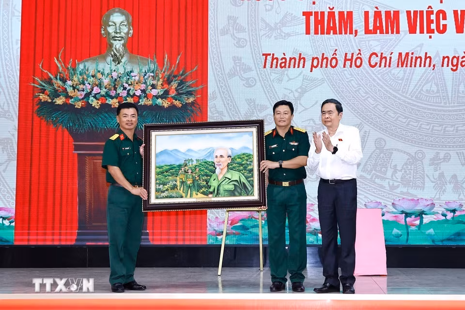 Chủ tịch Quốc hội Thanh Mẫn trao tặng bức tranh Bác Hồ cho Sư đoàn 9, Quân đoàn 34. (Ảnh: Doãn Tấn/TTXVN)