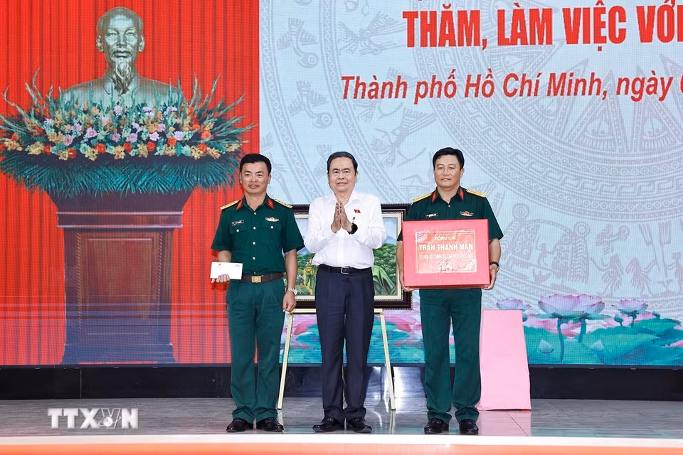 Chủ tịch Quốc hội Thanh Mẫn tặng quà Sư đoàn 9, Quân đoàn 34. (Ảnh: Doãn Tấn/TTXVN)