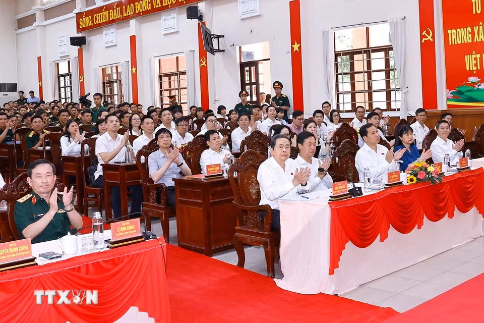 Chủ tịch Quốc hội Thanh Mẫn và đại biểu cùng cán bộ, chiến sĩ Sư đoàn 9, Quân đoàn 34 dự sự kiện. (Ảnh: Doãn Tấn/TTXVN)